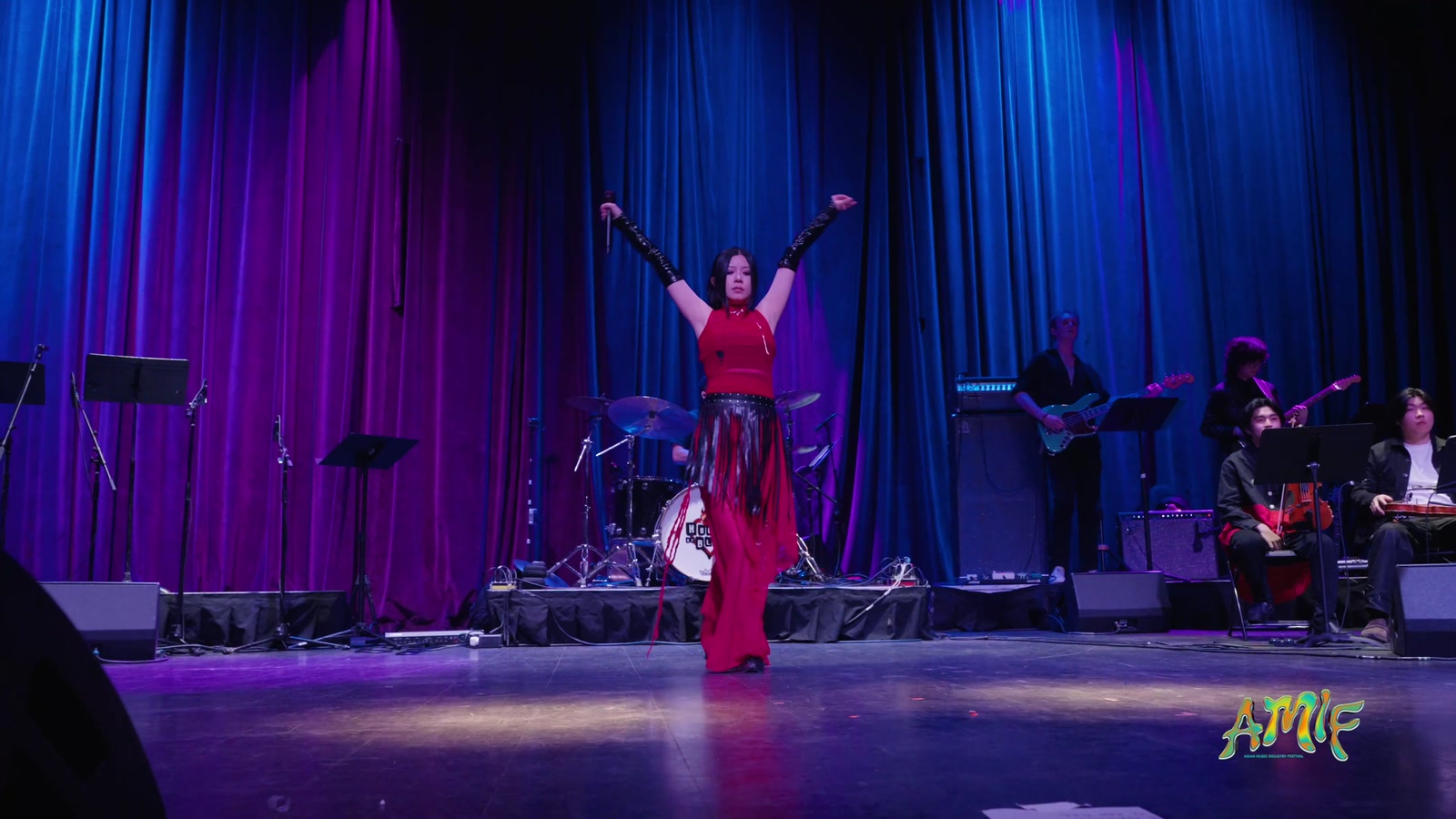 Akini Jing and musicians on the AMIF 2025 concert stage