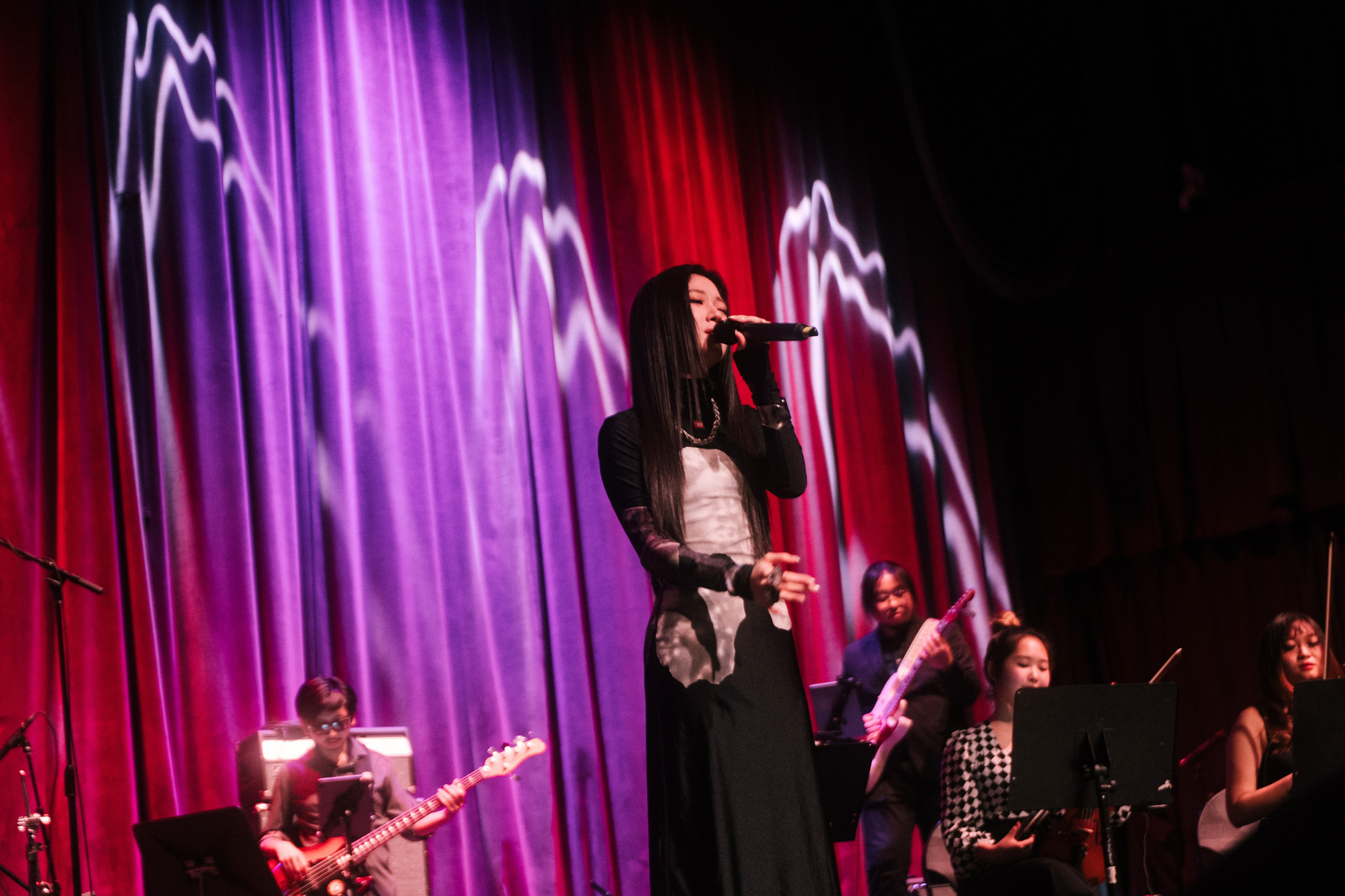 Yichun Shan singing with the band at the 2023 AMIF concert